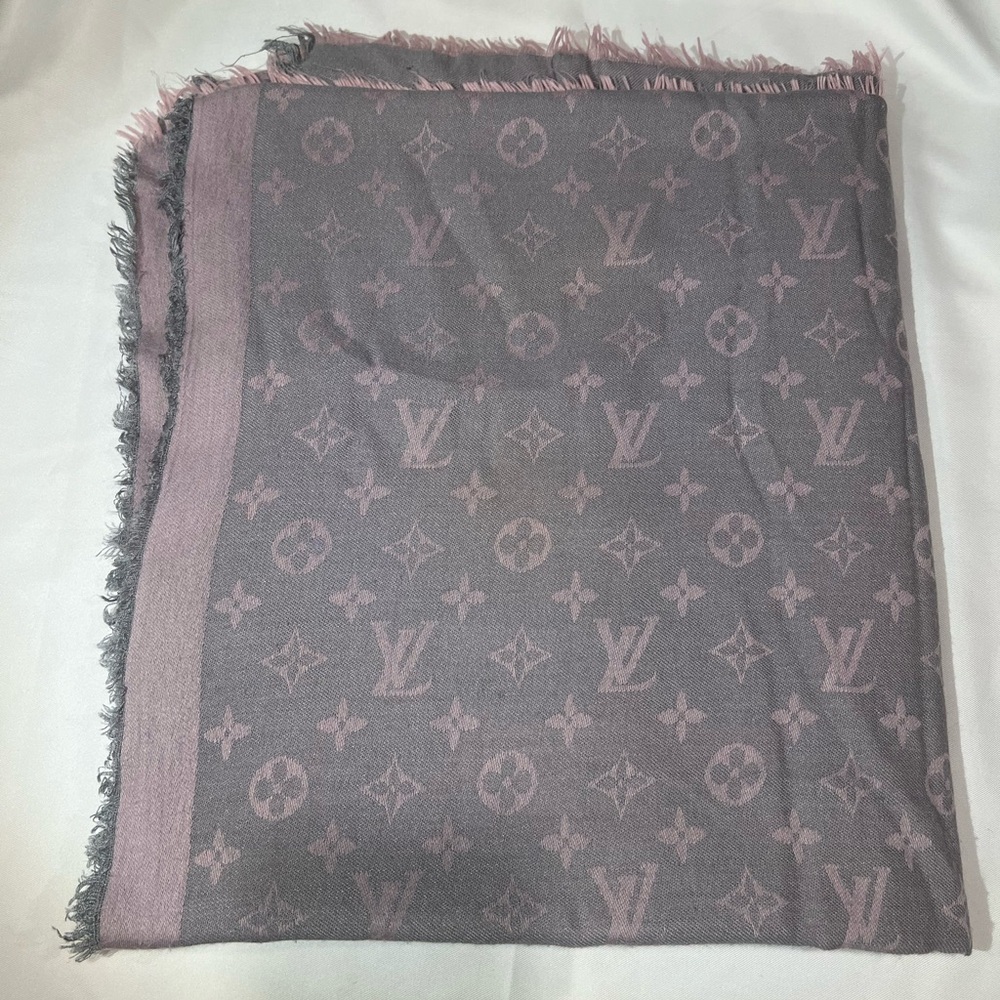 Louis Vuitton monogram shawl in soft grey and blush pink tones - Picture 4 of 15